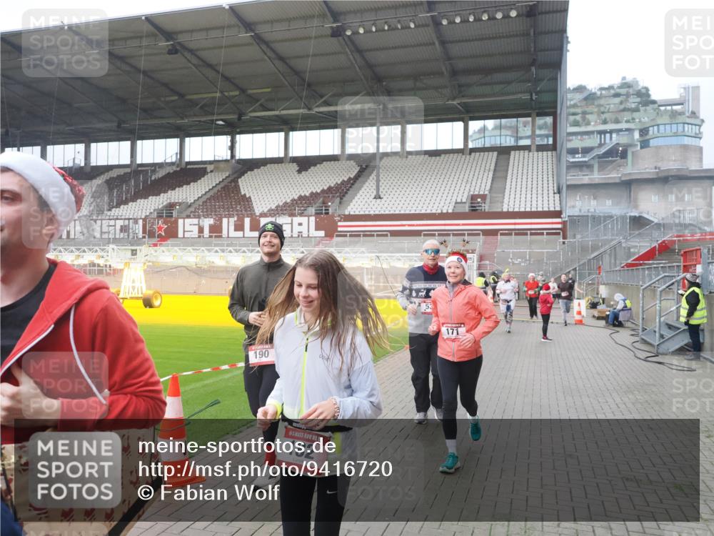 07.12.2025 - St. Pauli X-Mass-Run No. 15 Fabian Wolf http://msf.ph/oto/9416720 07.12.2025 11:11:27 Ziel 171, 182, 190, 411, 777, 787, 788, 812, 815, 817, 832, 841, 909, 1145, 1146, 1147, 1309, 1557, 1565, 1568, 1589, 1619, 1707, 1767, 1770, 4801, 4805, 4806, 4810, 4813, 5005, 5006 meine-sportfotos.de