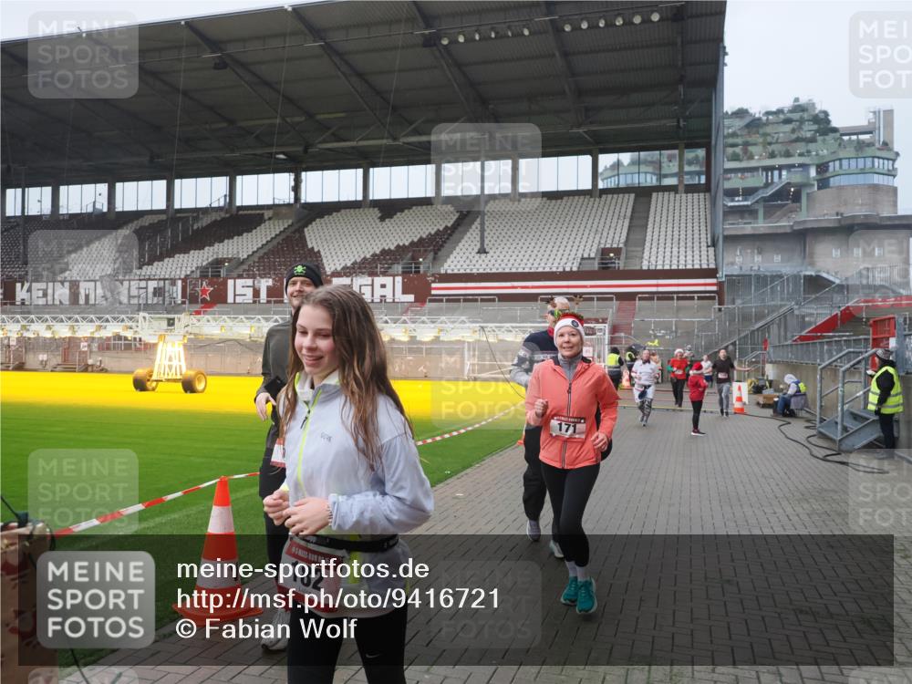 07.12.2025 - St. Pauli X-Mass-Run No. 15 Fabian Wolf http://msf.ph/oto/9416721 07.12.2025 11:11:27 Ziel 171, 182, 190, 411, 777, 787, 788, 812, 815, 817, 832, 841, 909, 1145, 1146, 1147, 1309, 1557, 1565, 1568, 1589, 1619, 1707, 1767, 1770, 4801, 4805, 4806, 4810, 4813, 5005, 5006 meine-sportfotos.de