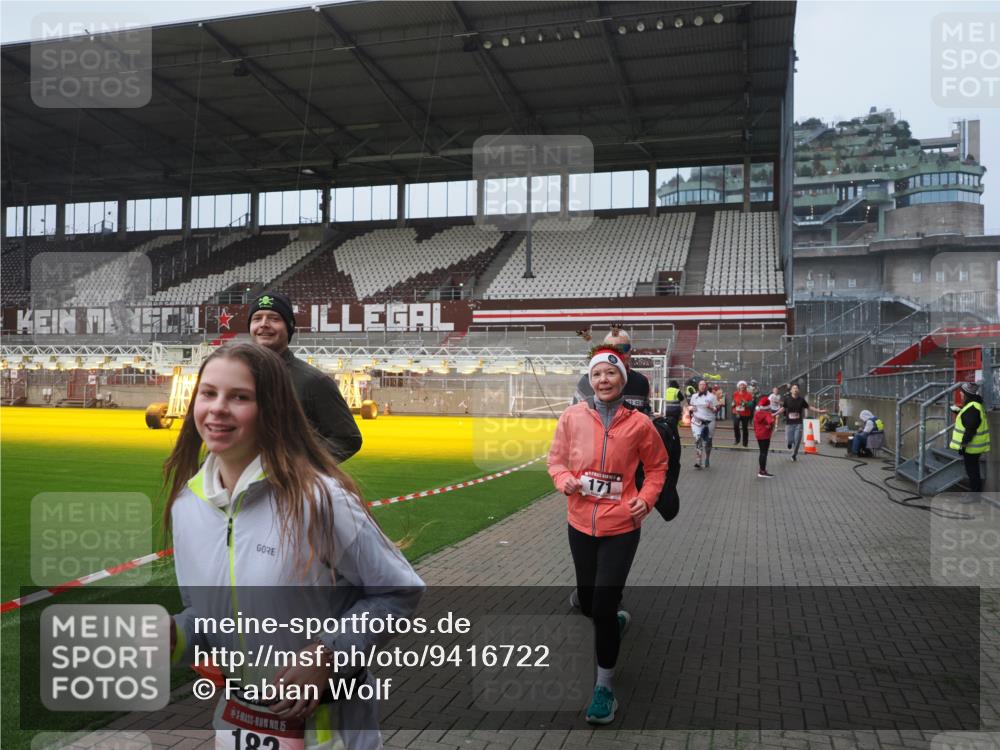 07.12.2025 - St. Pauli X-Mass-Run No. 15 Fabian Wolf http://msf.ph/oto/9416722 07.12.2025 11:11:27 Ziel 171, 182, 190, 411, 777, 787, 788, 812, 815, 817, 832, 841, 909, 1145, 1146, 1147, 1309, 1557, 1565, 1568, 1589, 1619, 1707, 1767, 1770, 4801, 4805, 4806, 4810, 4813, 5005, 5006 meine-sportfotos.de