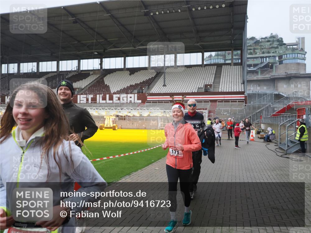07.12.2025 - St. Pauli X-Mass-Run No. 15 Fabian Wolf http://msf.ph/oto/9416723 07.12.2025 11:11:27 Ziel 171, 182, 190, 411, 777, 787, 788, 812, 815, 817, 832, 841, 909, 1145, 1146, 1147, 1309, 1557, 1565, 1568, 1589, 1619, 1707, 1767, 1770, 4801, 4805, 4806, 4810, 4813, 5005, 5006 meine-sportfotos.de