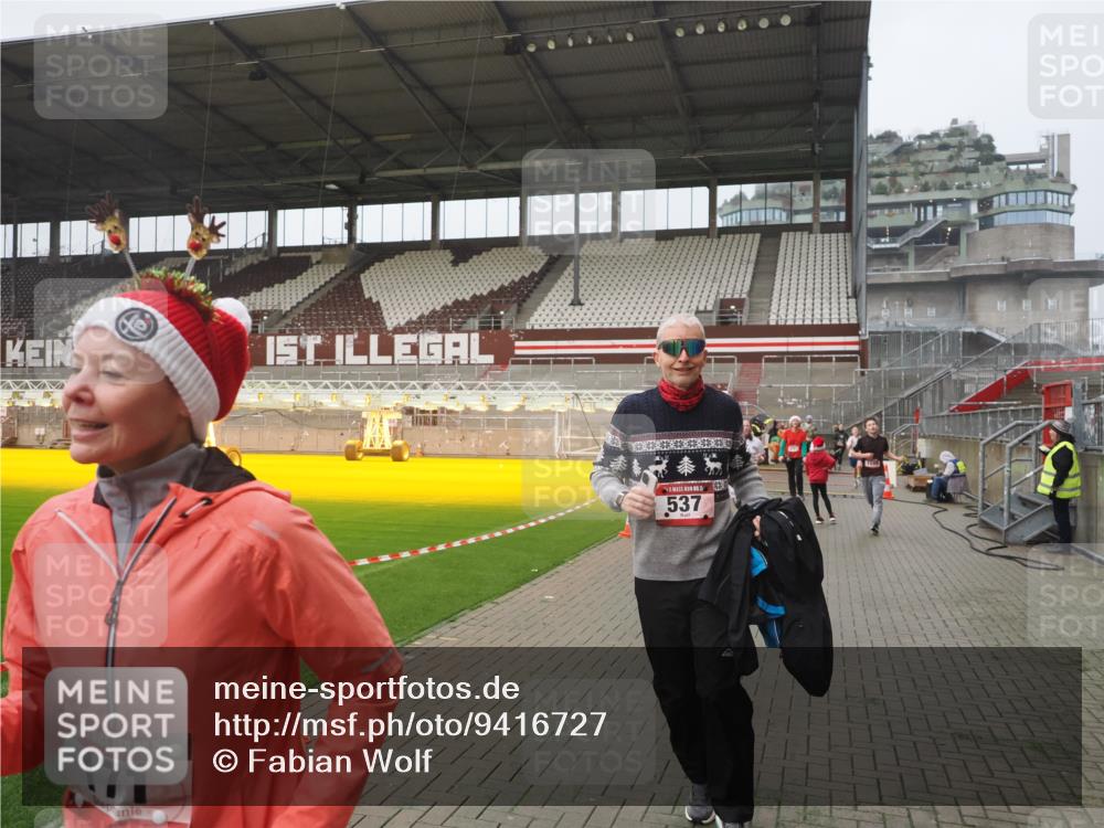 07.12.2025 - St. Pauli X-Mass-Run No. 15 Fabian Wolf http://msf.ph/oto/9416727 07.12.2025 11:11:28 Ziel 171, 182, 190, 411, 777, 787, 788, 812, 815, 817, 832, 841, 909, 1145, 1146, 1147, 1309, 1321, 1557, 1565, 1568, 1589, 1619, 1767, 1770, 4801, 4805, 4806, 4810, 4813, 5005, 5006 meine-sportfotos.de