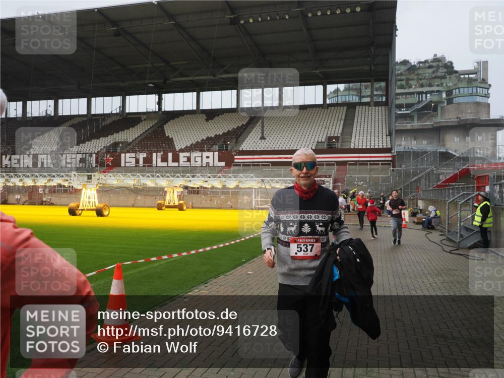 07.12.2025 - St. Pauli X-Mass-Run No. 15 Fabian Wolf http://msf.ph/oto/9416728 07.12.2025 11:11:29 Ziel 171, 182, 190, 411, 777, 787, 788, 812, 815, 832, 841, 909, 1145, 1146, 1147, 1309, 1321, 1589, 1619, 1767, 1770, 4801, 4805, 4806, 4810, 4813, 5005, 5006 meine-sportfotos.de
