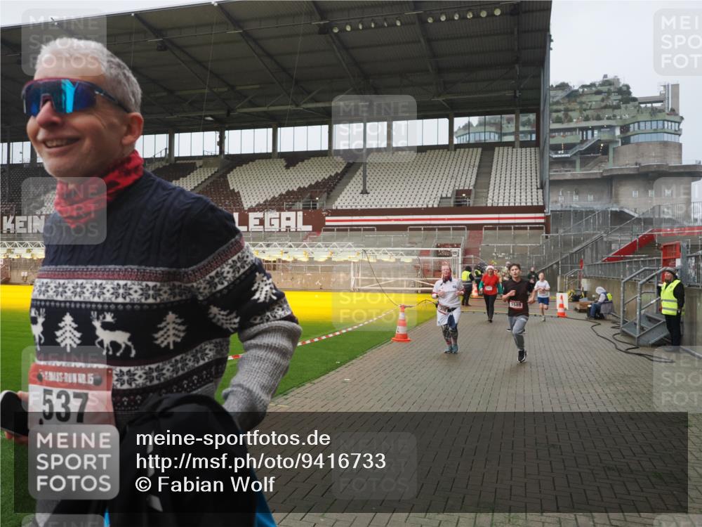 07.12.2025 - St. Pauli X-Mass-Run No. 15 Fabian Wolf http://msf.ph/oto/9416733 07.12.2025 11:11:30 Ziel 171, 182, 190, 411, 788, 812, 815, 841, 1145, 1146, 1147, 1309, 1321, 1589, 1714, 1767, 1770, 4801, 4805, 4806, 4810, 4813, 5005, 5006 meine-sportfotos.de
