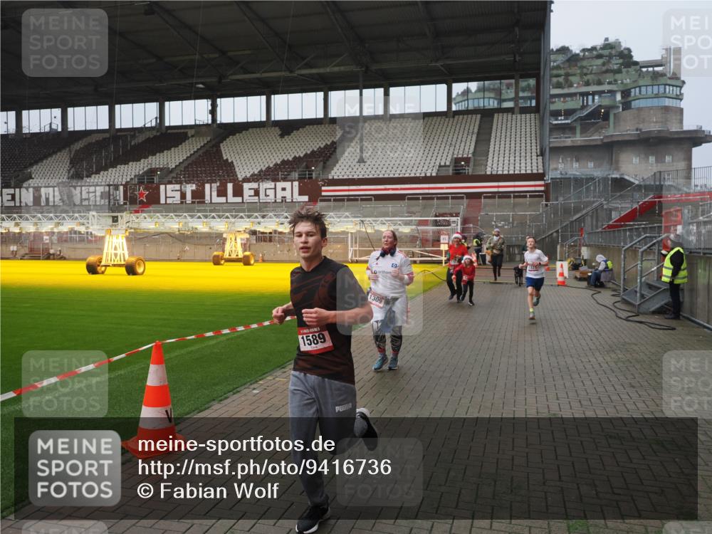 07.12.2025 - St. Pauli X-Mass-Run No. 15 Fabian Wolf http://msf.ph/oto/9416736 07.12.2025 11:11:31 Ziel 171, 182, 190, 411, 812, 815, 1145, 1146, 1147, 1309, 1321, 1589, 1711, 1714, 1767, 1770, 4805, 4806, 4810, 5005, 5006 meine-sportfotos.de