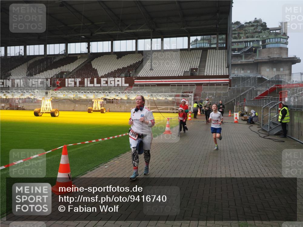 07.12.2025 - St. Pauli X-Mass-Run No. 15 Fabian Wolf http://msf.ph/oto/9416740 07.12.2025 11:11:32 Ziel 171, 182, 190, 1145, 1146, 1147, 1309, 1321, 1589, 1711, 1714, 1767, 1770, 4805, 4806, 4810, 5005, 5006 meine-sportfotos.de
