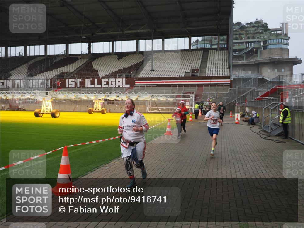 07.12.2025 - St. Pauli X-Mass-Run No. 15 Fabian Wolf http://msf.ph/oto/9416741 07.12.2025 11:11:32 Ziel 171, 182, 190, 1145, 1146, 1147, 1309, 1321, 1589, 1711, 1714, 1767, 1770, 4805, 4806, 4810, 5005, 5006 meine-sportfotos.de