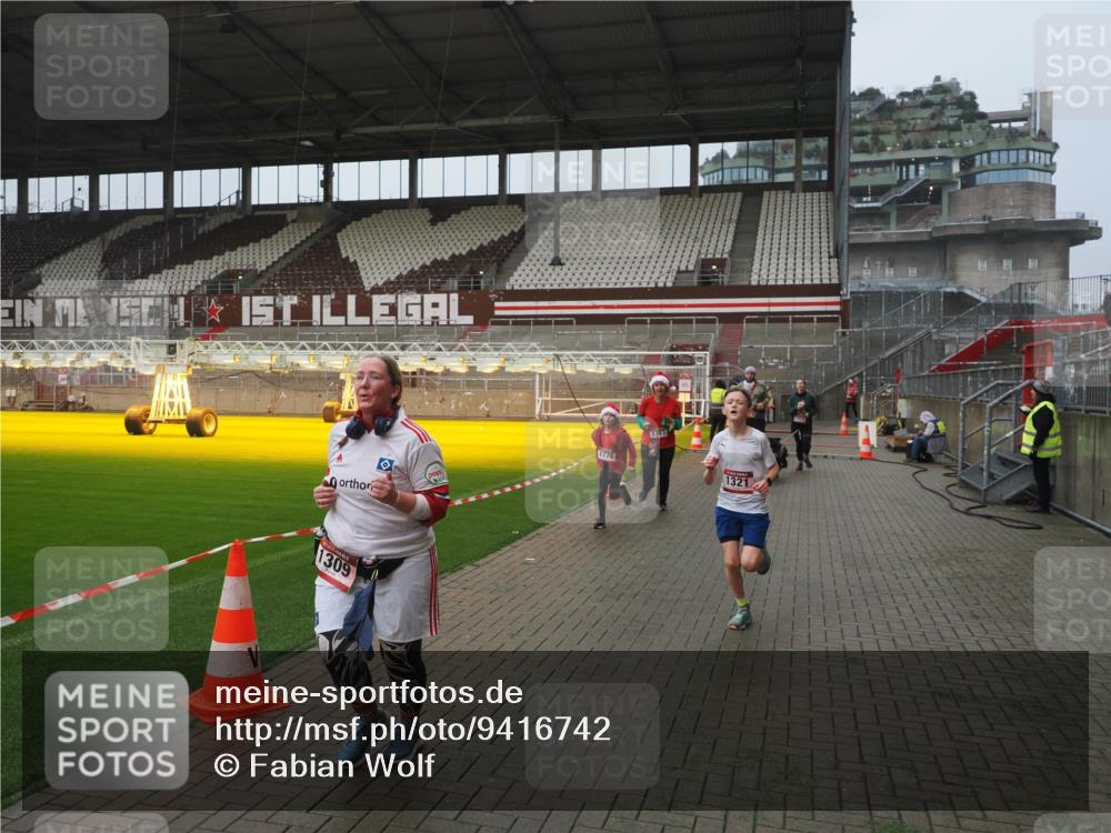 07.12.2025 - St. Pauli X-Mass-Run No. 15 Fabian Wolf http://msf.ph/oto/9416742 07.12.2025 11:11:33 Ziel 171, 182, 190, 1309, 1321, 1589, 1711, 1714, 1767, 1770, 4805, 4806, 4810, 5005, 5006 meine-sportfotos.de