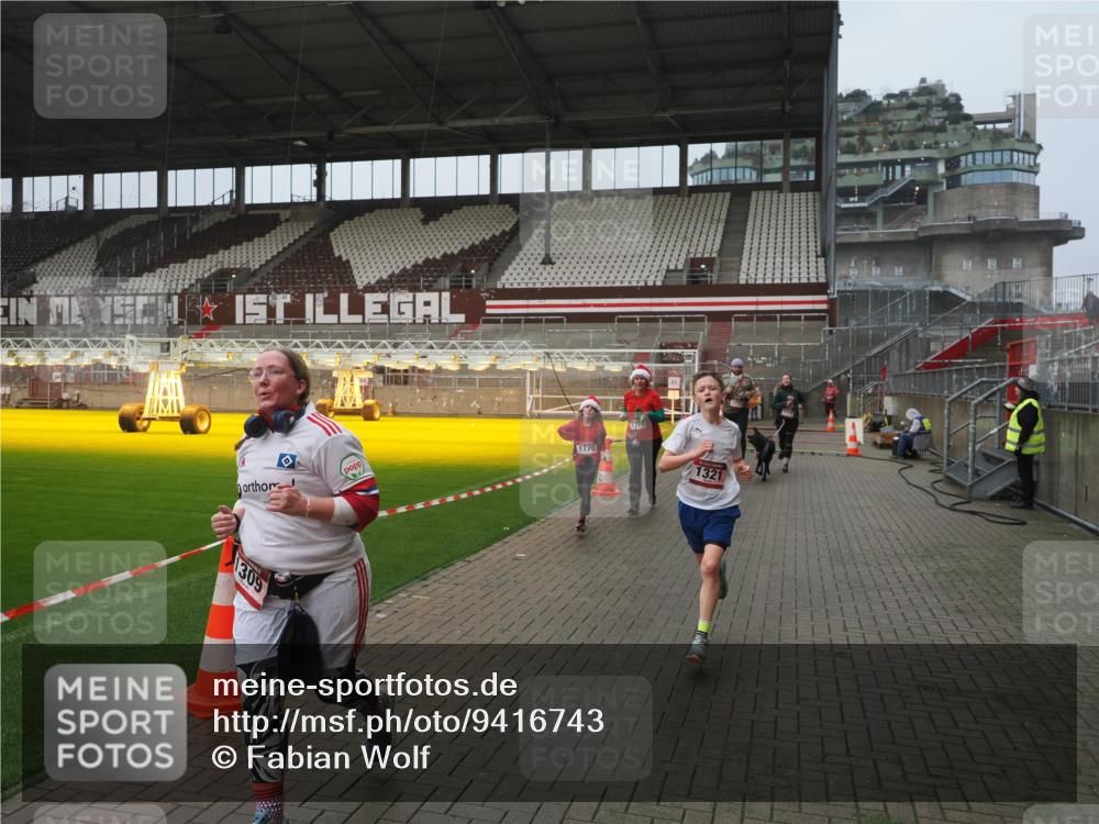 07.12.2025 - St. Pauli X-Mass-Run No. 15 Fabian Wolf http://msf.ph/oto/9416743 07.12.2025 11:11:33 Ziel 171, 182, 190, 1309, 1321, 1589, 1711, 1714, 1767, 1770, 4805, 4806, 4810, 5005, 5006 meine-sportfotos.de
