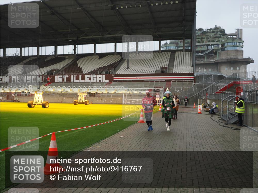 07.12.2025 - St. Pauli X-Mass-Run No. 15 Fabian Wolf http://msf.ph/oto/9416767 07.12.2025 11:11:45 Ziel 679, 689, 690, 1186, 1321, 1589, 1711, 1714, 1767 meine-sportfotos.de