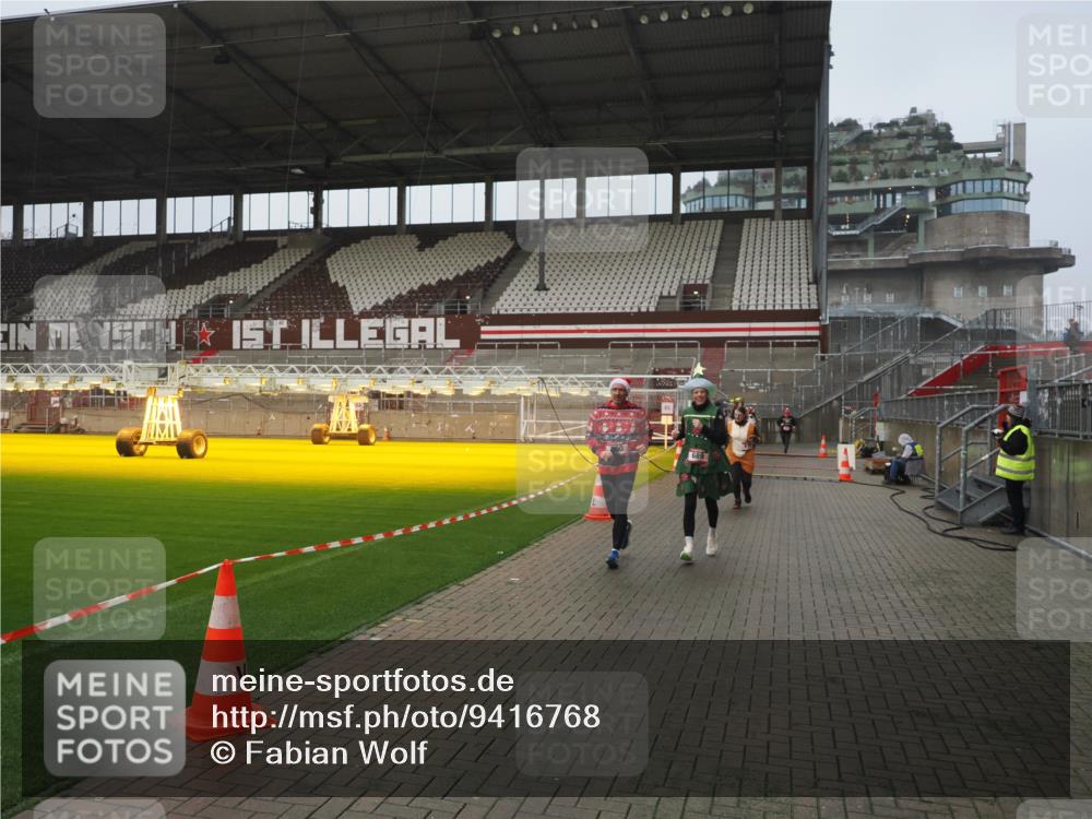 07.12.2025 - St. Pauli X-Mass-Run No. 15 Fabian Wolf http://msf.ph/oto/9416768 07.12.2025 11:11:45 Ziel 679, 689, 690, 1186, 1321, 1589, 1711, 1714, 1767 meine-sportfotos.de