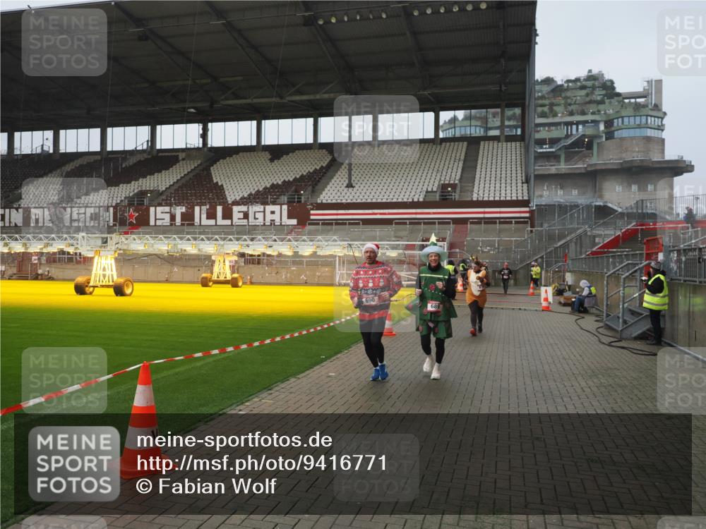 07.12.2025 - St. Pauli X-Mass-Run No. 15 Fabian Wolf http://msf.ph/oto/9416771 07.12.2025 11:11:46 Ziel 679, 689, 690, 1186, 1321, 1589, 1711, 1714 meine-sportfotos.de