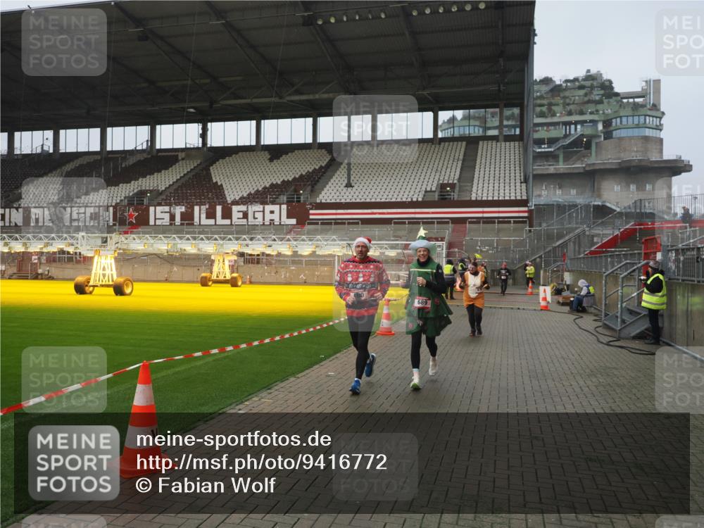 07.12.2025 - St. Pauli X-Mass-Run No. 15 Fabian Wolf http://msf.ph/oto/9416772 07.12.2025 11:11:46 Ziel 679, 689, 690, 1186, 1321, 1589, 1711, 1714 meine-sportfotos.de