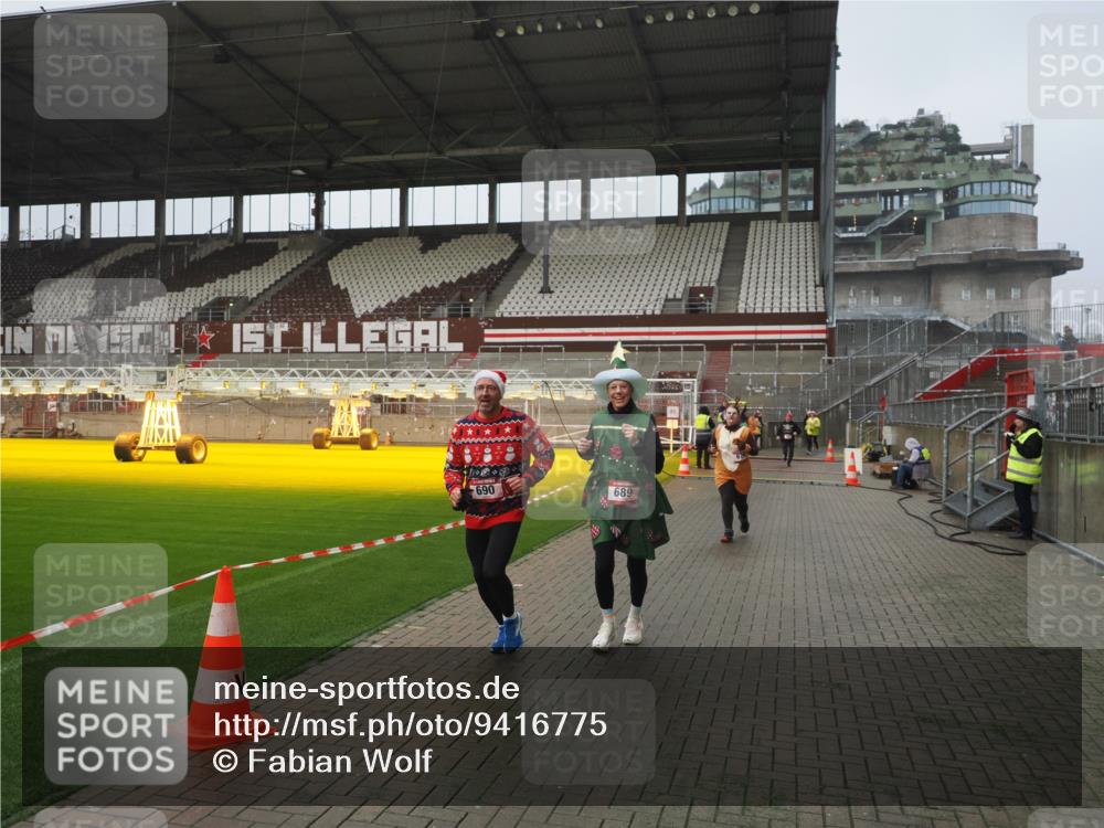 07.12.2025 - St. Pauli X-Mass-Run No. 15 Fabian Wolf http://msf.ph/oto/9416775 07.12.2025 11:11:47 Ziel 679, 689, 690, 694, 1186, 1321, 1711, 1714 meine-sportfotos.de