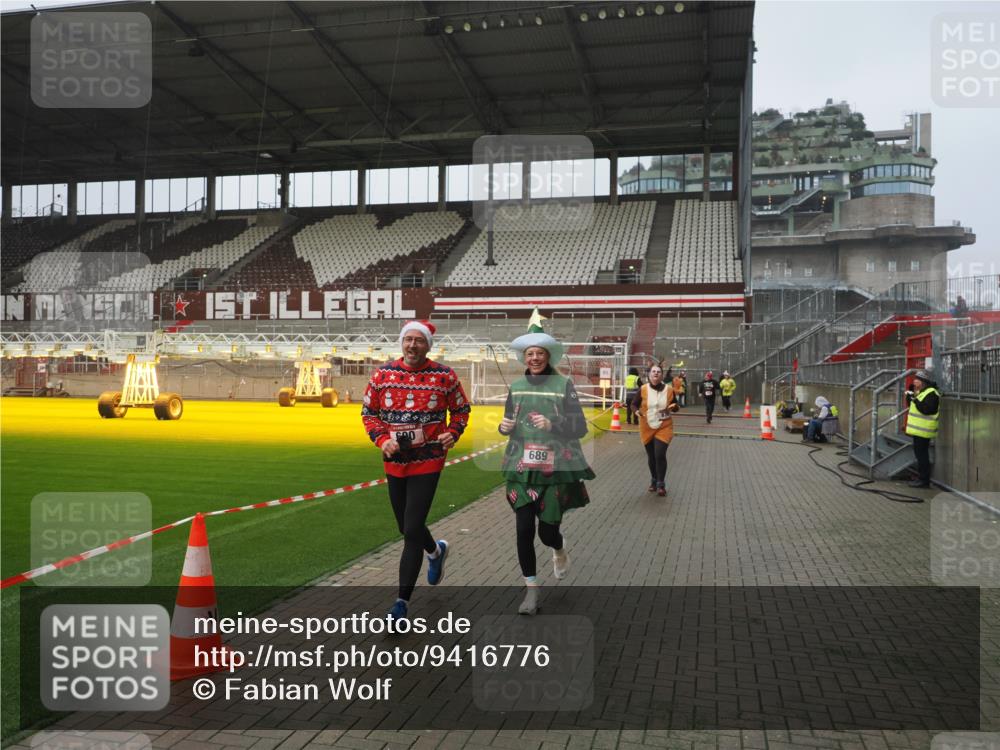 07.12.2025 - St. Pauli X-Mass-Run No. 15 Fabian Wolf http://msf.ph/oto/9416776 07.12.2025 11:11:47 Ziel 679, 689, 690, 694, 1186, 1321, 1711, 1714 meine-sportfotos.de