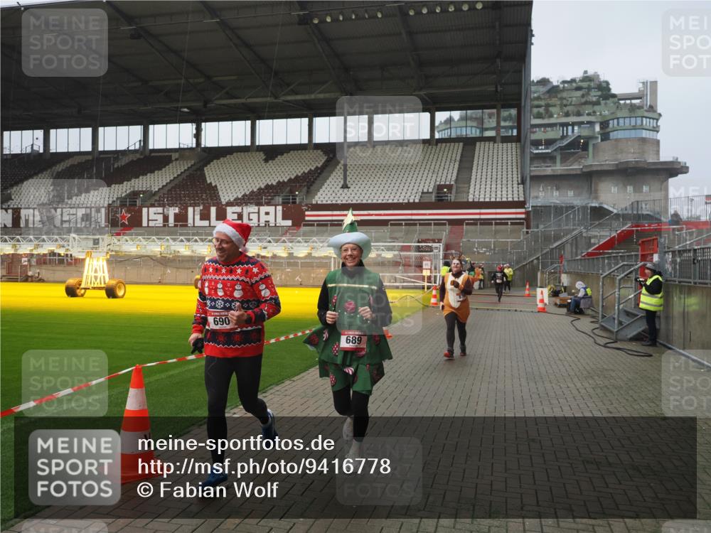 07.12.2025 - St. Pauli X-Mass-Run No. 15 Fabian Wolf http://msf.ph/oto/9416778 07.12.2025 11:11:47 Ziel 679, 689, 690, 694, 1186, 1321, 1711, 1714 meine-sportfotos.de