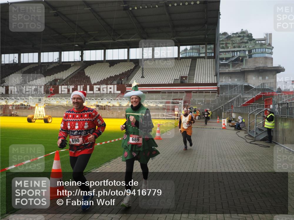 07.12.2025 - St. Pauli X-Mass-Run No. 15 Fabian Wolf http://msf.ph/oto/9416779 07.12.2025 11:11:47 Ziel 679, 689, 690, 694, 1186, 1321, 1711, 1714 meine-sportfotos.de