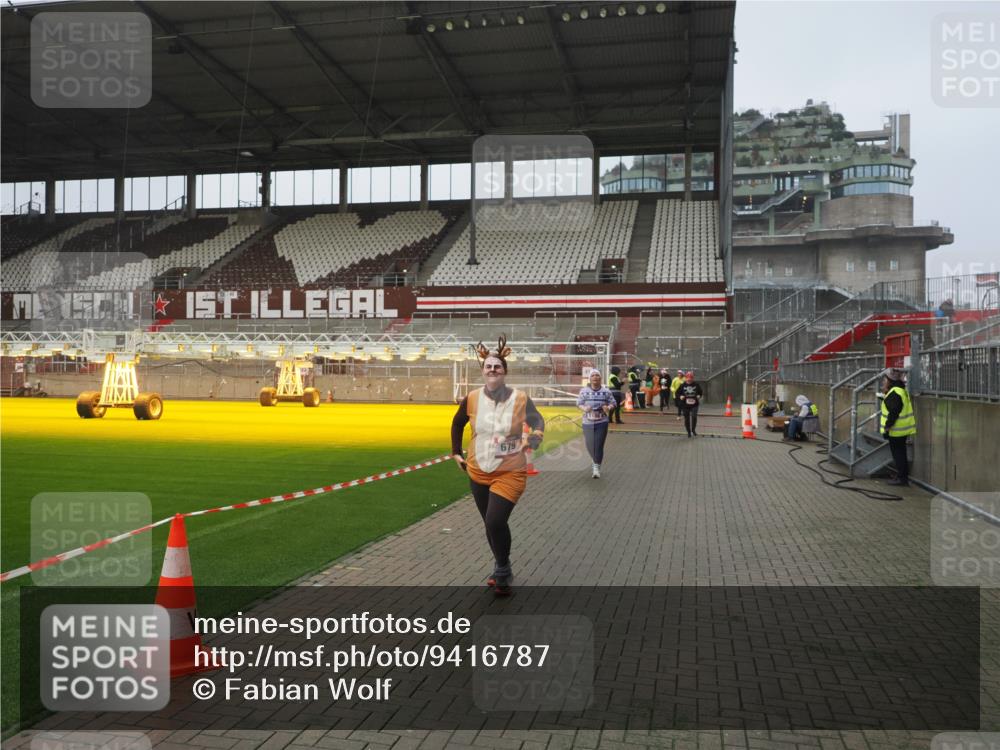 07.12.2025 - St. Pauli X-Mass-Run No. 15 Fabian Wolf http://msf.ph/oto/9416787 07.12.2025 11:11:49 Ziel 679, 689, 690, 694, 1186, 1711, 1714 meine-sportfotos.de