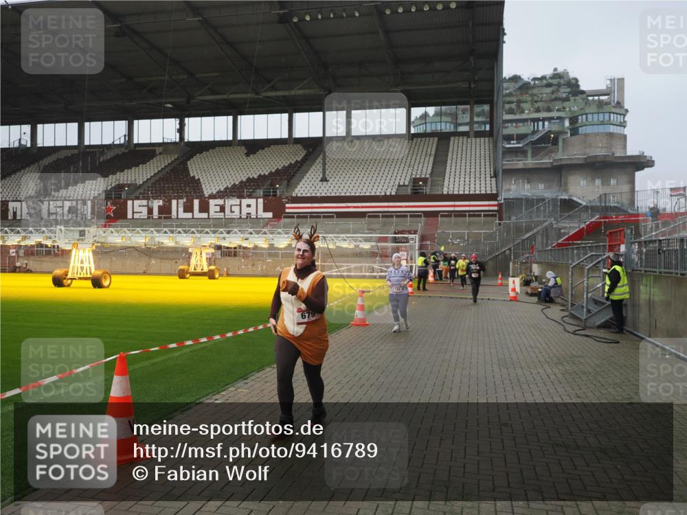 07.12.2025 - St. Pauli X-Mass-Run No. 15 Fabian Wolf http://msf.ph/oto/9416789 07.12.2025 11:11:49 Ziel 679, 689, 690, 694, 1186, 1711, 1714 meine-sportfotos.de