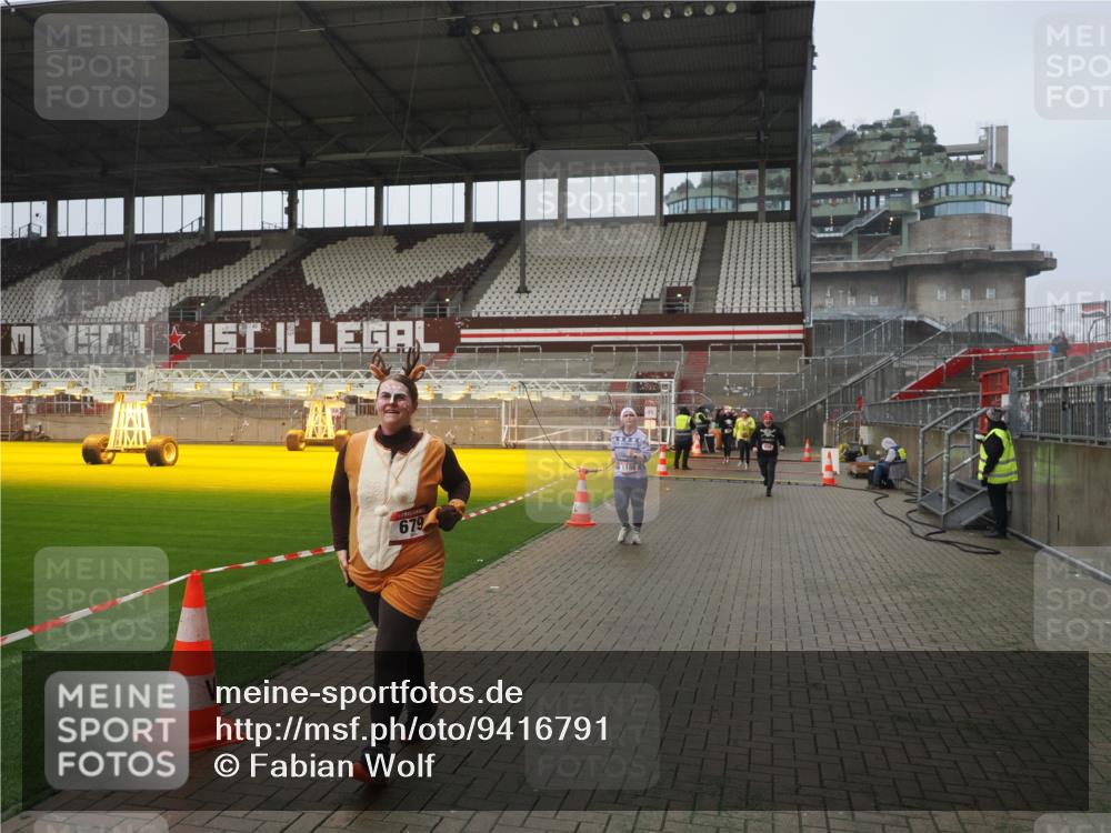 07.12.2025 - St. Pauli X-Mass-Run No. 15 Fabian Wolf http://msf.ph/oto/9416791 07.12.2025 11:11:50 Ziel 408, 679, 689, 690, 694, 1186, 1711, 1714 meine-sportfotos.de