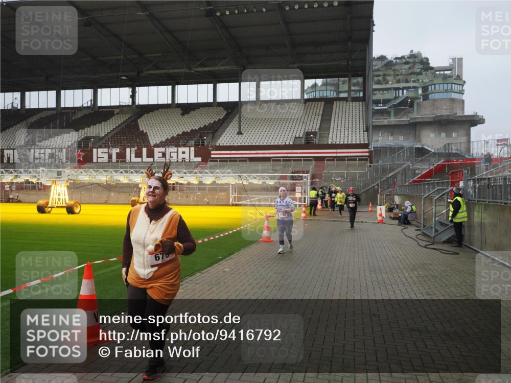 07.12.2025 - St. Pauli X-Mass-Run No. 15 Fabian Wolf http://msf.ph/oto/9416792 07.12.2025 11:11:50 Ziel 408, 679, 689, 690, 694, 1186, 1711, 1714 meine-sportfotos.de