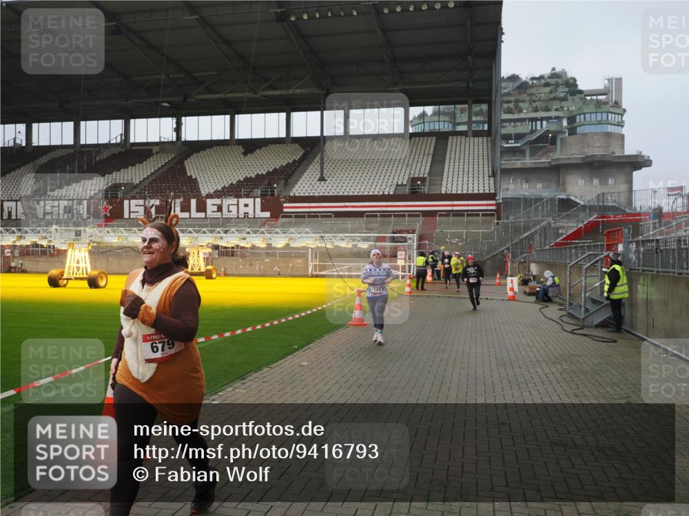 07.12.2025 - St. Pauli X-Mass-Run No. 15 Fabian Wolf http://msf.ph/oto/9416793 07.12.2025 11:11:50 Ziel 408, 679, 689, 690, 694, 1186, 1711, 1714 meine-sportfotos.de