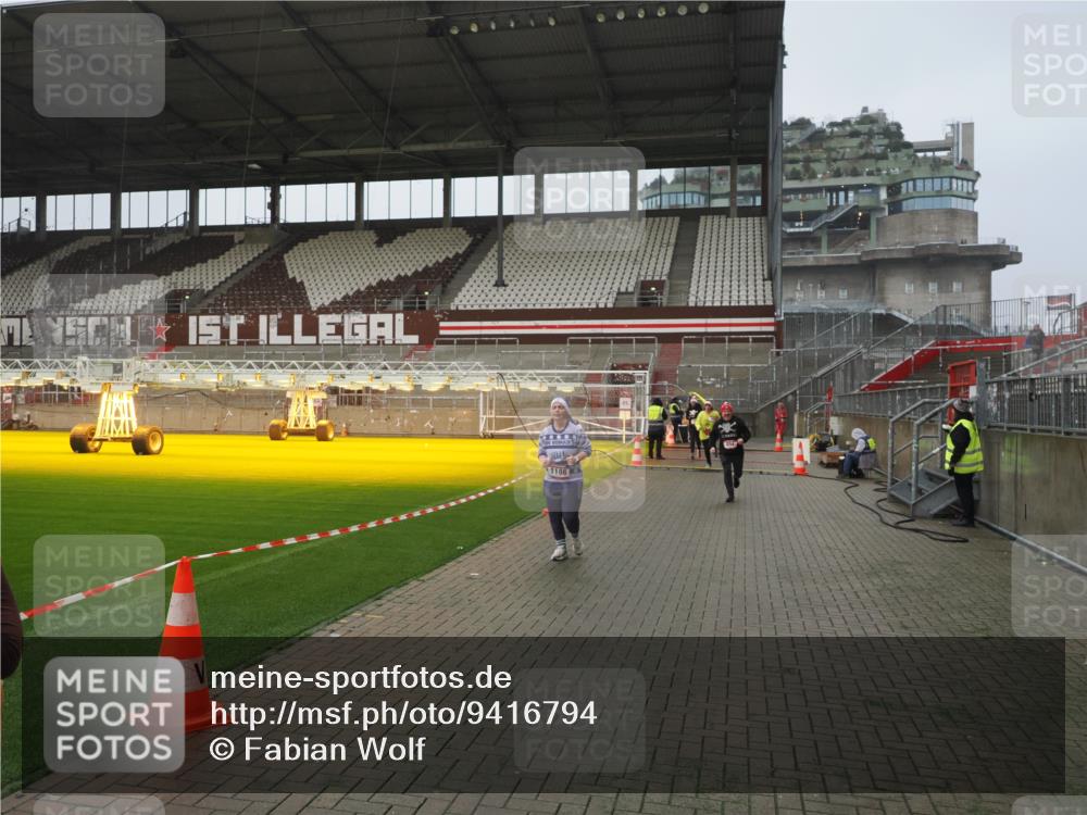 07.12.2025 - St. Pauli X-Mass-Run No. 15 Fabian Wolf http://msf.ph/oto/9416794 07.12.2025 11:11:51 Ziel 408, 437, 679, 689, 690, 694, 1186, 1711 meine-sportfotos.de