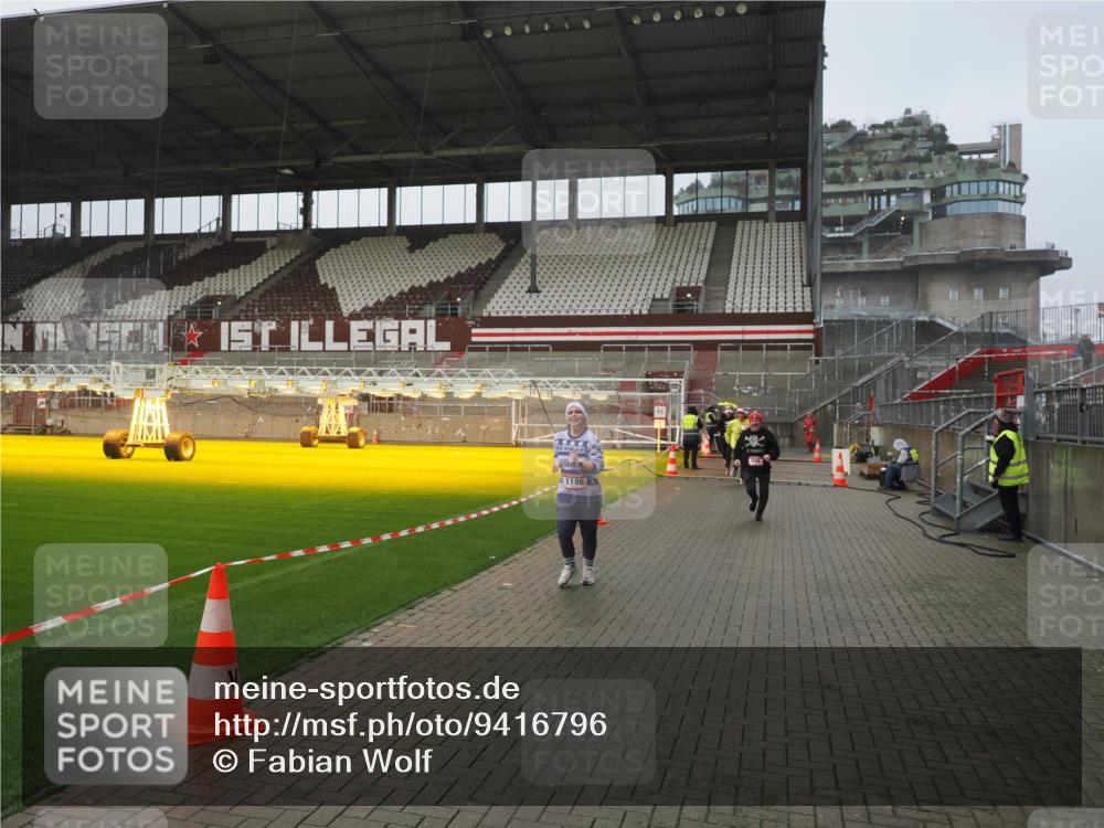 07.12.2025 - St. Pauli X-Mass-Run No. 15 Fabian Wolf http://msf.ph/oto/9416796 07.12.2025 11:11:51 Ziel 408, 437, 679, 689, 690, 694, 1186, 1711 meine-sportfotos.de