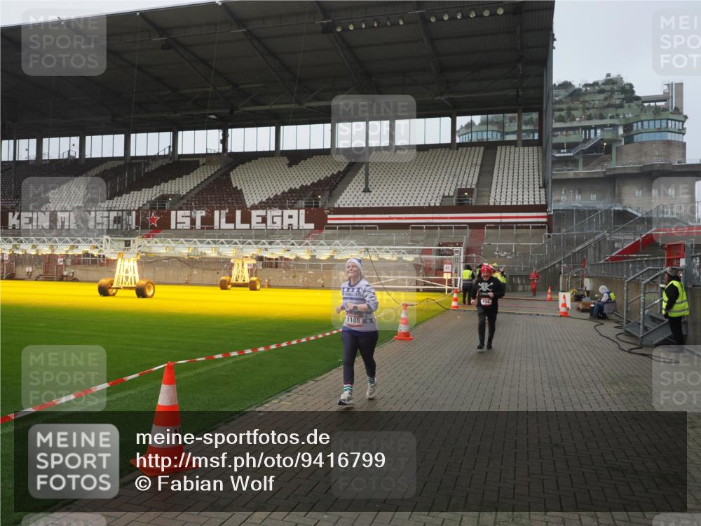 07.12.2025 - St. Pauli X-Mass-Run No. 15 Fabian Wolf http://msf.ph/oto/9416799 07.12.2025 11:11:52 Ziel 408, 437, 679, 689, 690, 694, 1186 meine-sportfotos.de