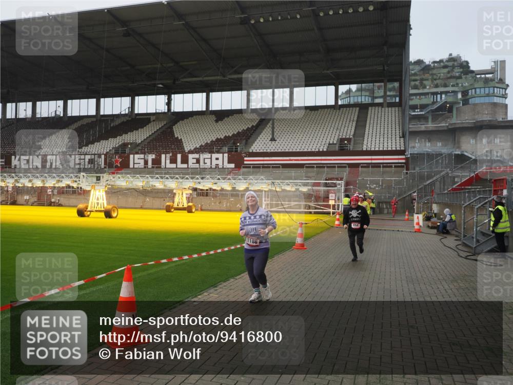 07.12.2025 - St. Pauli X-Mass-Run No. 15 Fabian Wolf http://msf.ph/oto/9416800 07.12.2025 11:11:52 Ziel 408, 437, 679, 689, 690, 694, 1186 meine-sportfotos.de