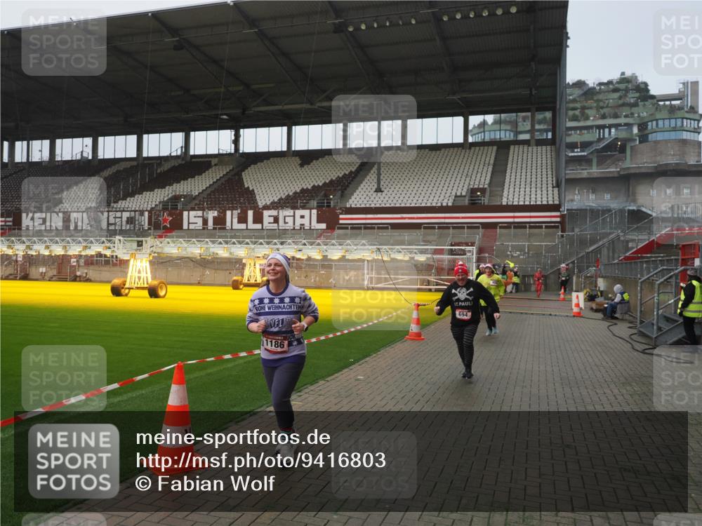 07.12.2025 - St. Pauli X-Mass-Run No. 15 Fabian Wolf http://msf.ph/oto/9416803 07.12.2025 11:11:53 Ziel 408, 437, 679, 689, 690, 694, 1186 meine-sportfotos.de