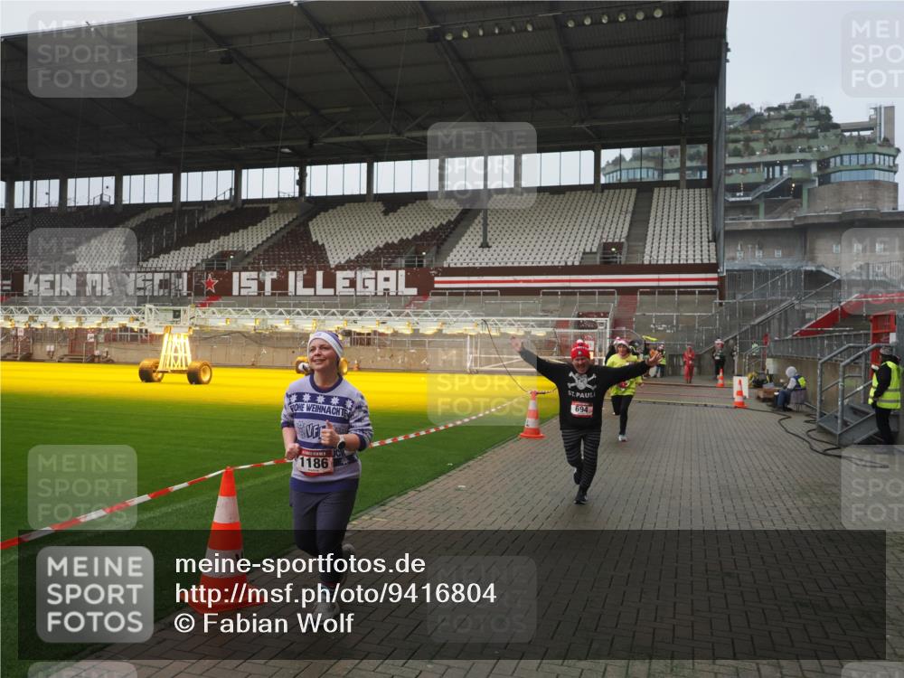 07.12.2025 - St. Pauli X-Mass-Run No. 15 Fabian Wolf http://msf.ph/oto/9416804 07.12.2025 11:11:53 Ziel 408, 437, 679, 689, 690, 694, 1186 meine-sportfotos.de