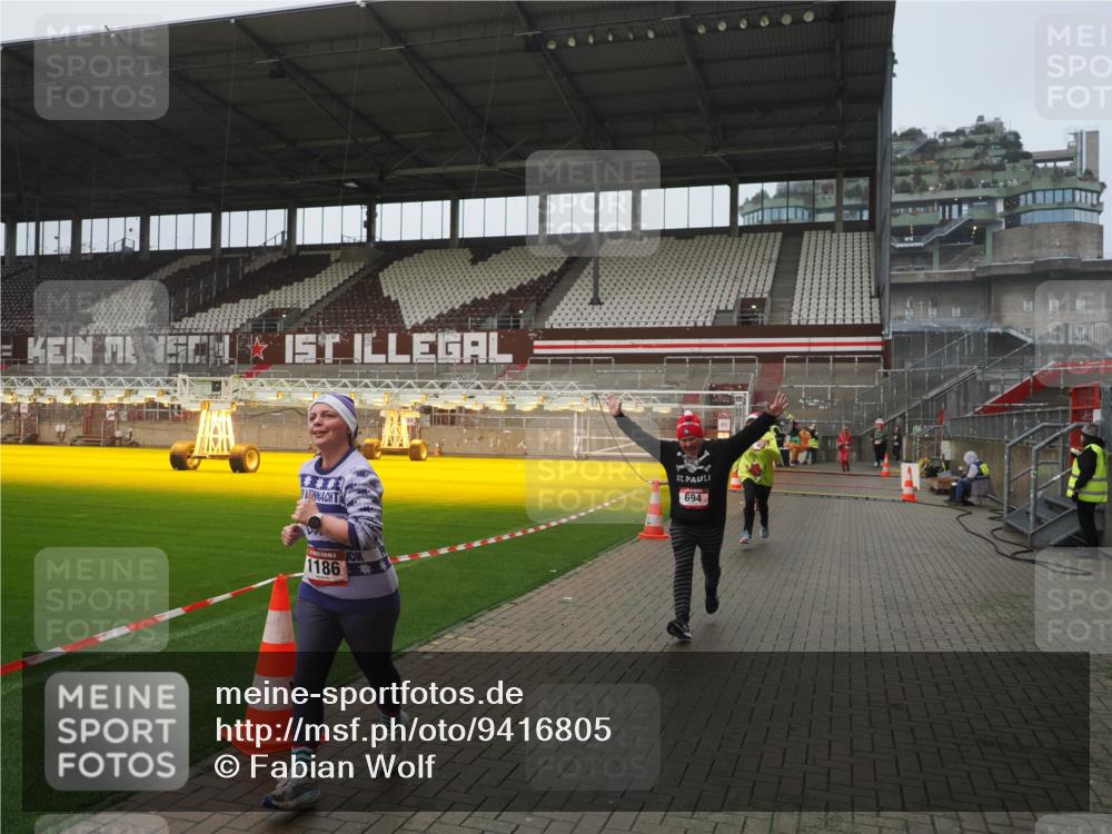 07.12.2025 - St. Pauli X-Mass-Run No. 15 Fabian Wolf http://msf.ph/oto/9416805 07.12.2025 11:11:53 Ziel 408, 437, 679, 689, 690, 694, 1186 meine-sportfotos.de