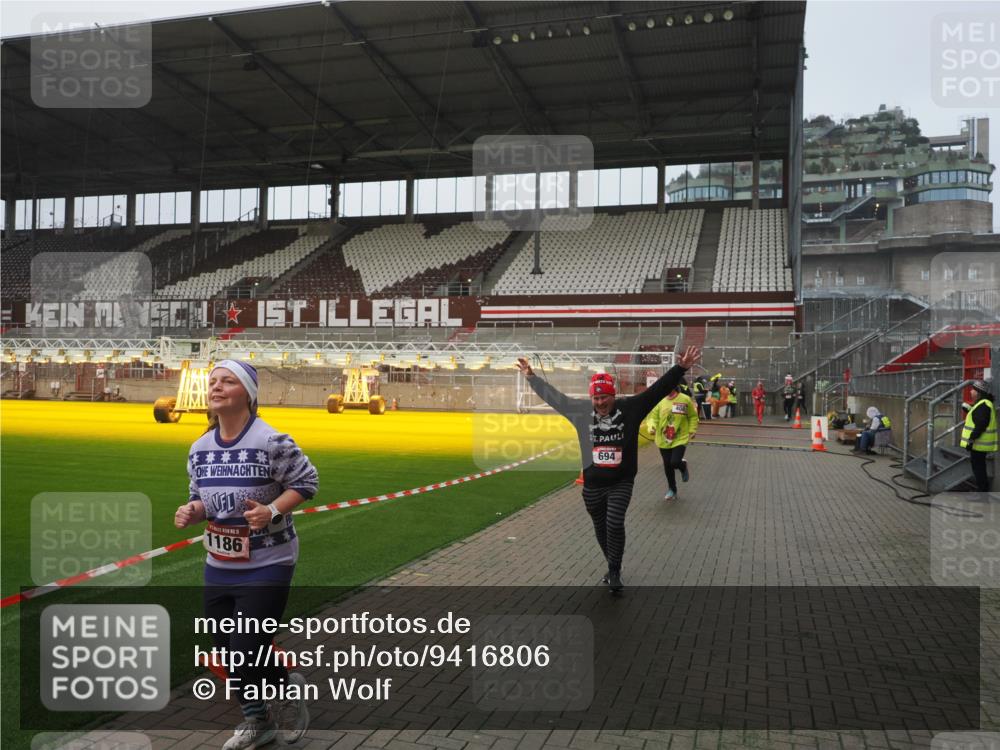07.12.2025 - St. Pauli X-Mass-Run No. 15 Fabian Wolf http://msf.ph/oto/9416806 07.12.2025 11:11:54 Ziel 408, 437, 679, 689, 690, 694, 1186 meine-sportfotos.de