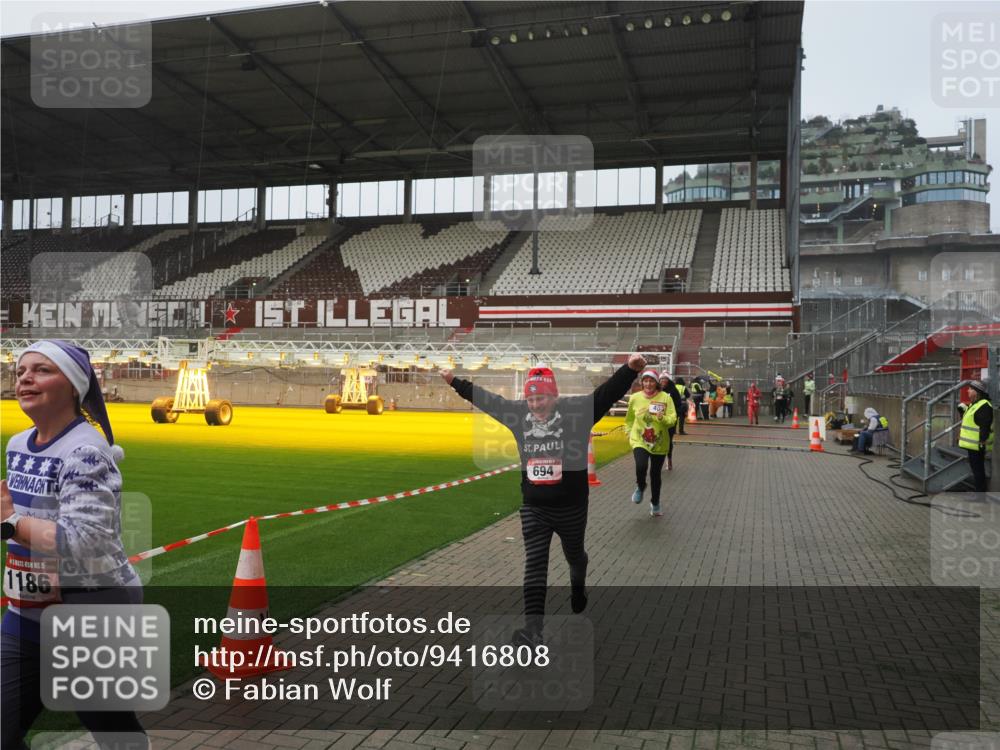 07.12.2025 - St. Pauli X-Mass-Run No. 15 Fabian Wolf http://msf.ph/oto/9416808 07.12.2025 11:11:54 Ziel 408, 437, 679, 689, 690, 694, 1186 meine-sportfotos.de