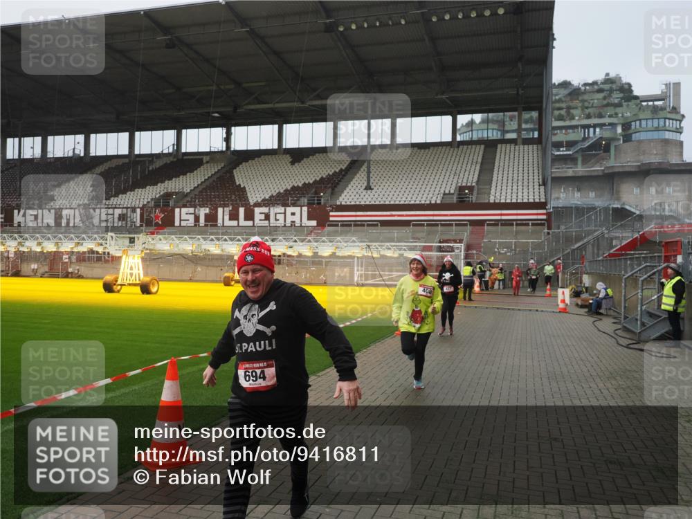 07.12.2025 - St. Pauli X-Mass-Run No. 15 Fabian Wolf http://msf.ph/oto/9416811 07.12.2025 11:11:55 Ziel 408, 437, 679, 689, 690, 694, 1186 meine-sportfotos.de