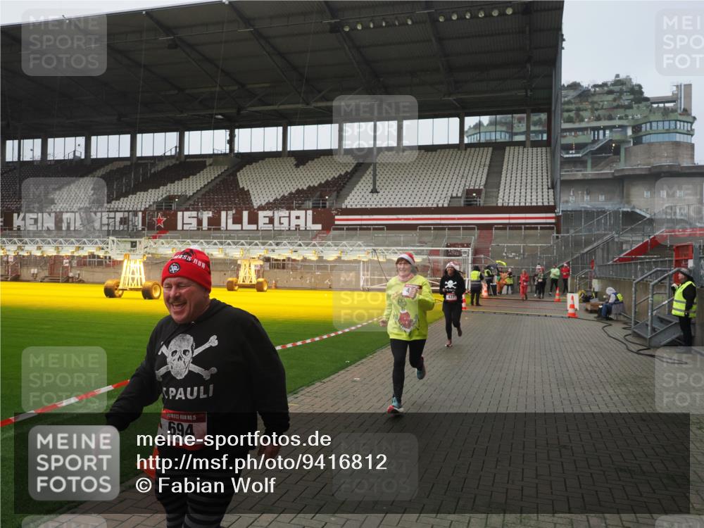 07.12.2025 - St. Pauli X-Mass-Run No. 15 Fabian Wolf http://msf.ph/oto/9416812 07.12.2025 11:11:55 Ziel 408, 437, 679, 689, 690, 694, 1186 meine-sportfotos.de