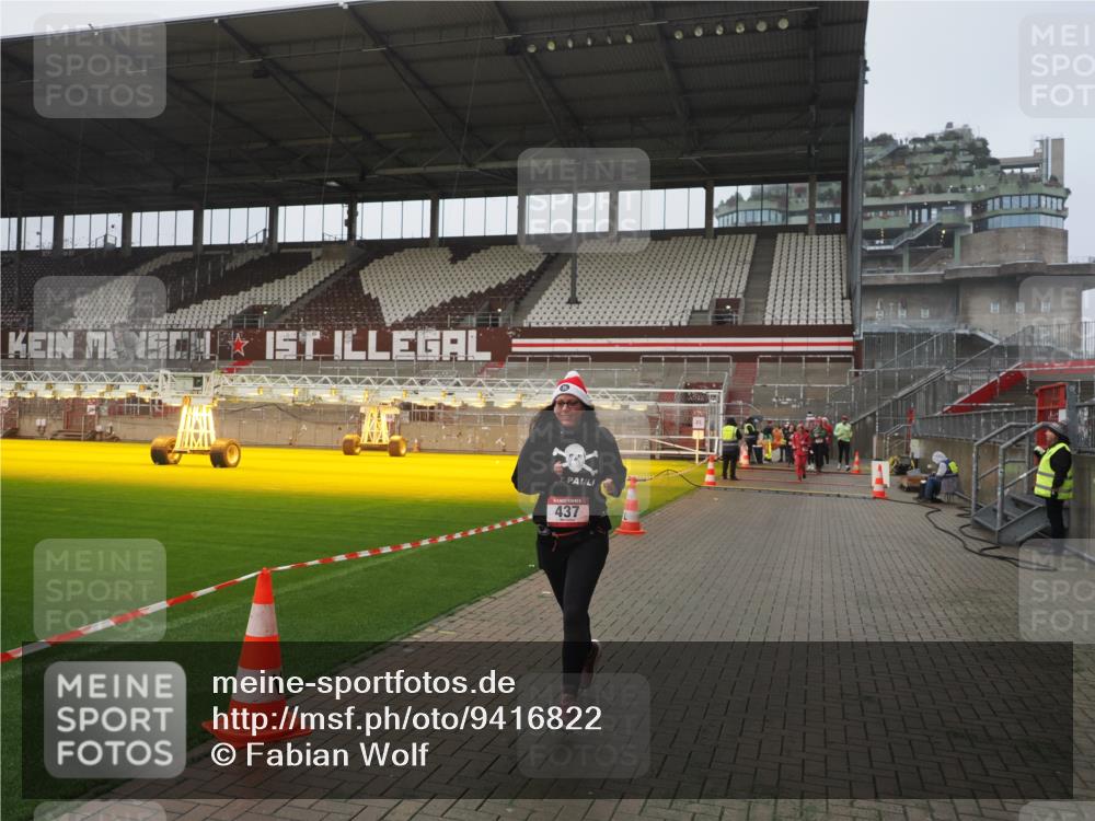 07.12.2025 - St. Pauli X-Mass-Run No. 15 Fabian Wolf http://msf.ph/oto/9416822 07.12.2025 11:11:57 Ziel 408, 437, 679, 689, 690, 694, 695, 1186 meine-sportfotos.de