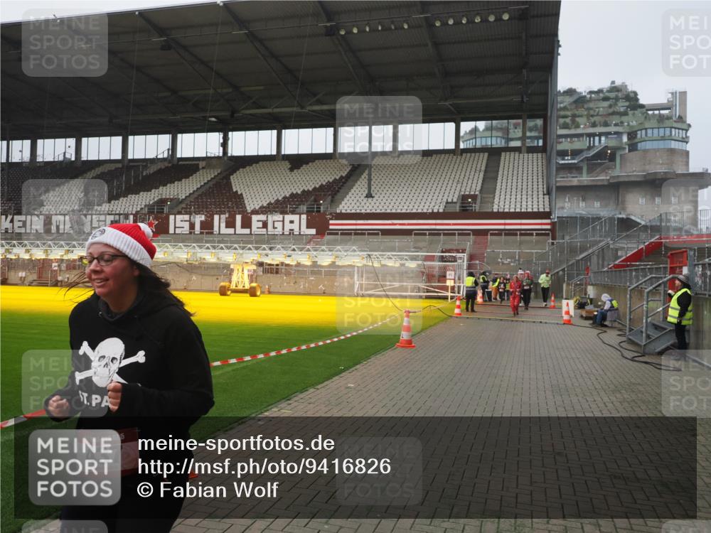 07.12.2025 - St. Pauli X-Mass-Run No. 15 Fabian Wolf http://msf.ph/oto/9416826 07.12.2025 11:11:58 Ziel 408, 437, 679, 689, 690, 694, 695, 819, 1186 meine-sportfotos.de