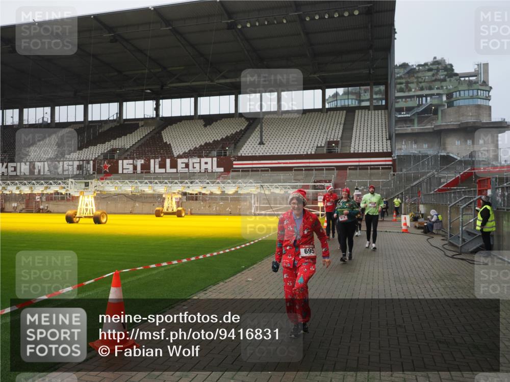07.12.2025 - St. Pauli X-Mass-Run No. 15 Fabian Wolf http://msf.ph/oto/9416831 07.12.2025 11:12:06 Ziel 388, 408, 416, 437, 694, 695, 819, 1246, 1278 meine-sportfotos.de