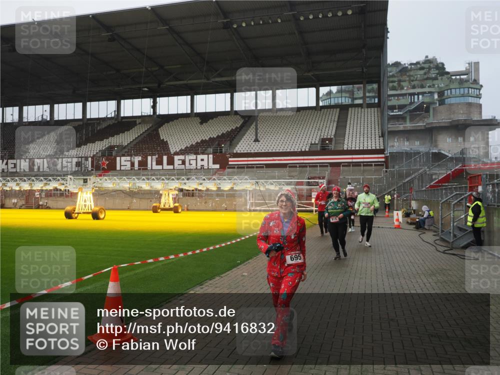 07.12.2025 - St. Pauli X-Mass-Run No. 15 Fabian Wolf http://msf.ph/oto/9416832 07.12.2025 11:12:06 Ziel 388, 408, 416, 437, 694, 695, 819, 1246, 1278 meine-sportfotos.de