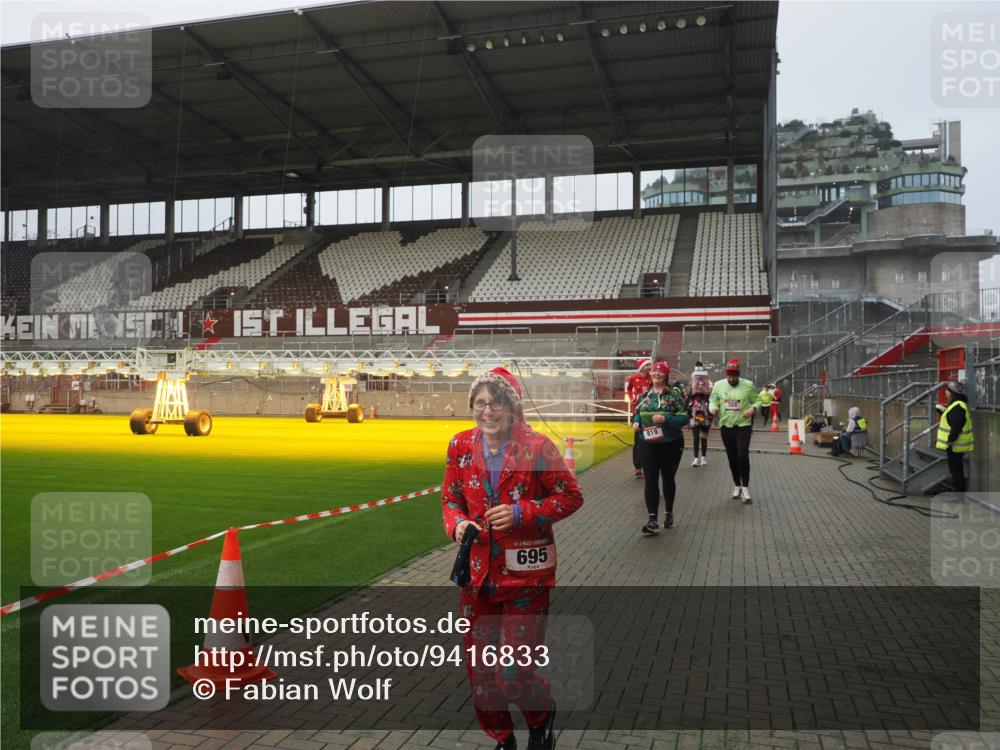 07.12.2025 - St. Pauli X-Mass-Run No. 15 Fabian Wolf http://msf.ph/oto/9416833 07.12.2025 11:12:07 Ziel 388, 408, 416, 437, 694, 695, 819, 1246, 1278 meine-sportfotos.de