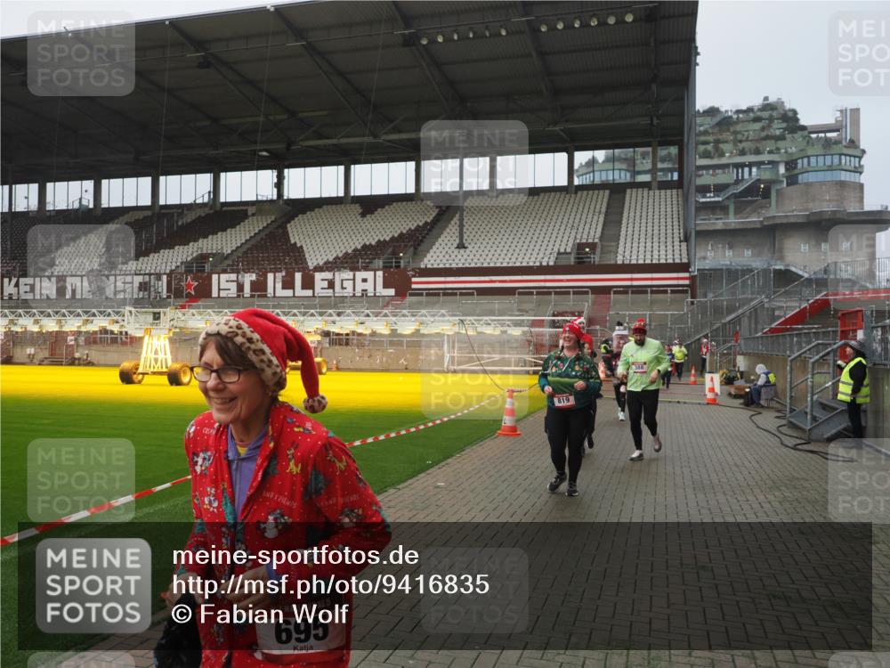 07.12.2025 - St. Pauli X-Mass-Run No. 15 Fabian Wolf http://msf.ph/oto/9416835 07.12.2025 11:12:07 Ziel 388, 408, 416, 437, 694, 695, 819, 1246, 1278 meine-sportfotos.de
