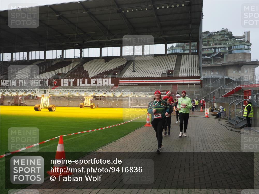 07.12.2025 - St. Pauli X-Mass-Run No. 15 Fabian Wolf http://msf.ph/oto/9416836 07.12.2025 11:12:08 Ziel 76, 79, 388, 408, 416, 437, 695, 819, 1246, 1278 meine-sportfotos.de