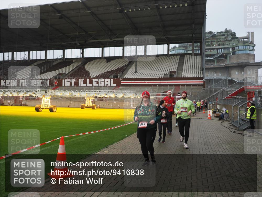 07.12.2025 - St. Pauli X-Mass-Run No. 15 Fabian Wolf http://msf.ph/oto/9416838 07.12.2025 11:12:08 Ziel 76, 79, 388, 408, 416, 437, 695, 819, 1246, 1278 meine-sportfotos.de
