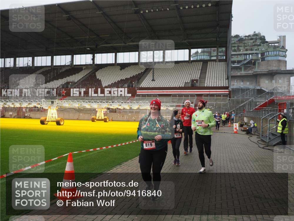 07.12.2025 - St. Pauli X-Mass-Run No. 15 Fabian Wolf http://msf.ph/oto/9416840 07.12.2025 11:12:09 Ziel 76, 79, 388, 408, 416, 437, 695, 819, 1246, 1278 meine-sportfotos.de