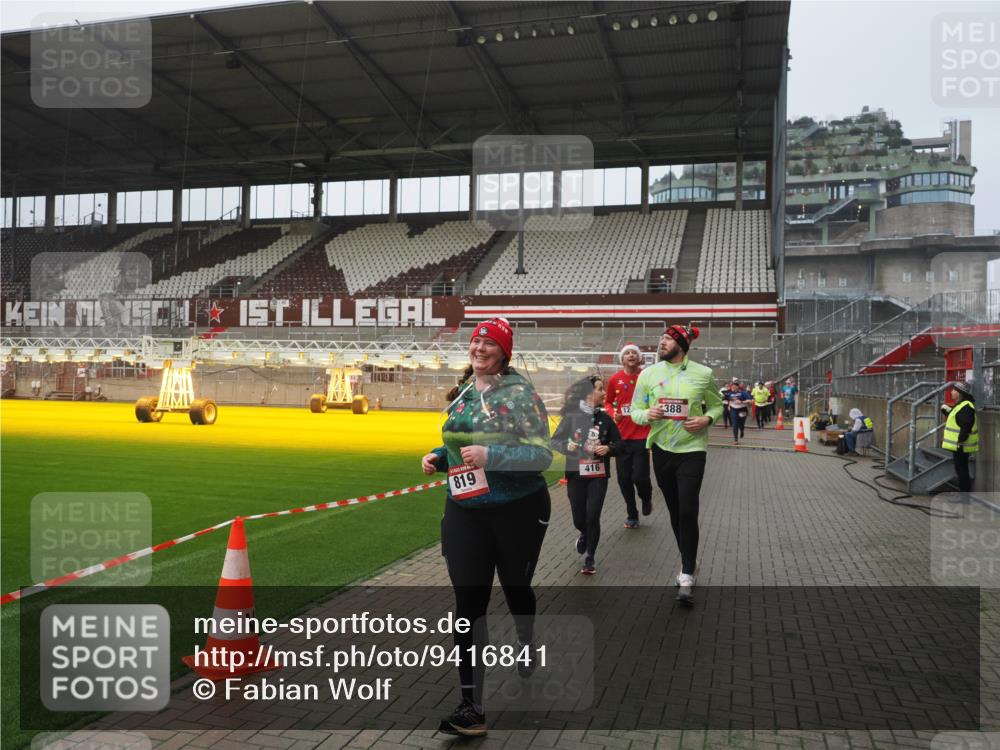 07.12.2025 - St. Pauli X-Mass-Run No. 15 Fabian Wolf http://msf.ph/oto/9416841 07.12.2025 11:12:09 Ziel 76, 79, 388, 408, 416, 437, 695, 819, 1246, 1278 meine-sportfotos.de