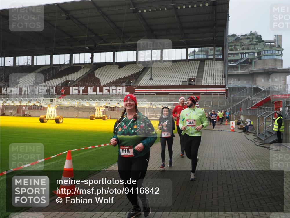 07.12.2025 - St. Pauli X-Mass-Run No. 15 Fabian Wolf http://msf.ph/oto/9416842 07.12.2025 11:12:09 Ziel 76, 79, 388, 408, 416, 437, 695, 819, 1246, 1278 meine-sportfotos.de