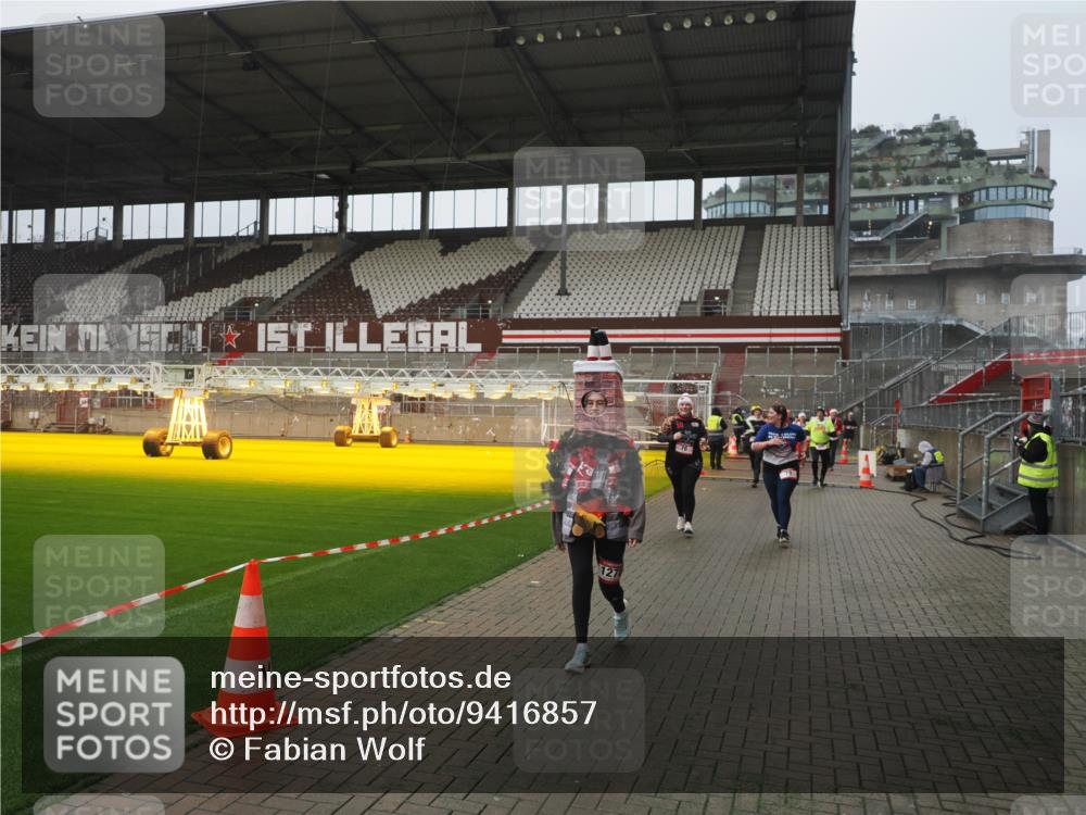 07.12.2025 - St. Pauli X-Mass-Run No. 15 Fabian Wolf http://msf.ph/oto/9416857 07.12.2025 11:12:13 Ziel 76, 79, 388, 416, 597, 605, 695, 819, 836, 888, 1246, 1278 meine-sportfotos.de