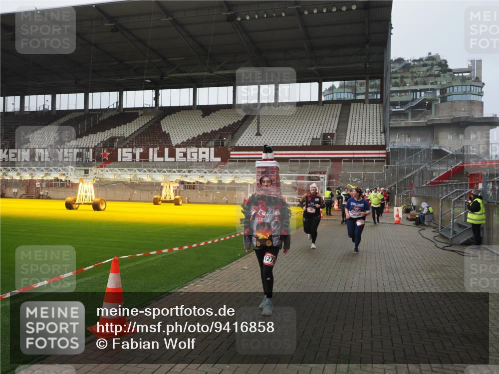 07.12.2025 - St. Pauli X-Mass-Run No. 15 Fabian Wolf http://msf.ph/oto/9416858 07.12.2025 11:12:13 Ziel 76, 79, 388, 416, 597, 605, 695, 819, 836, 888, 1246, 1278 meine-sportfotos.de