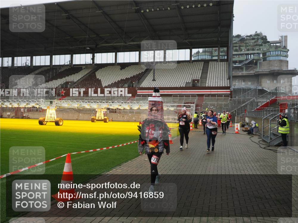 07.12.2025 - St. Pauli X-Mass-Run No. 15 Fabian Wolf http://msf.ph/oto/9416859 07.12.2025 11:12:14 Ziel 76, 79, 388, 416, 597, 605, 695, 819, 836, 839, 888, 1246, 1278 meine-sportfotos.de